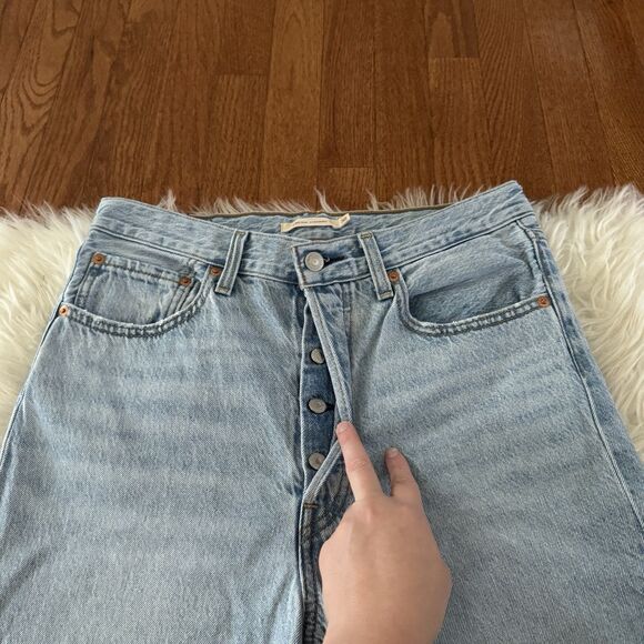 Levi’s Premium Ribcage Straight Jeans Women’s Size 30 Button-Fly Lightwash Denim - Picture 8 of 14